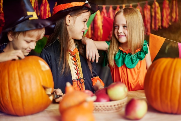 Foto gratuita cosa verrà scolpito sulla nostra zucca?