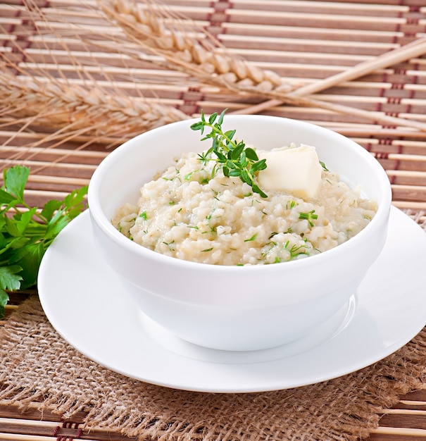 Free photo wheat porridge with herbs