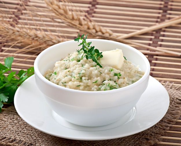 Free photo wheat porridge with herbs