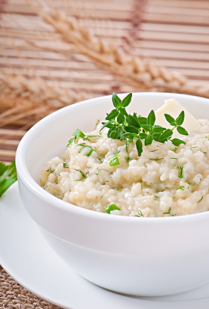 Free photo wheat porridge with herbs