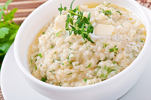 Foto gratuita porridge di grano alle erbe