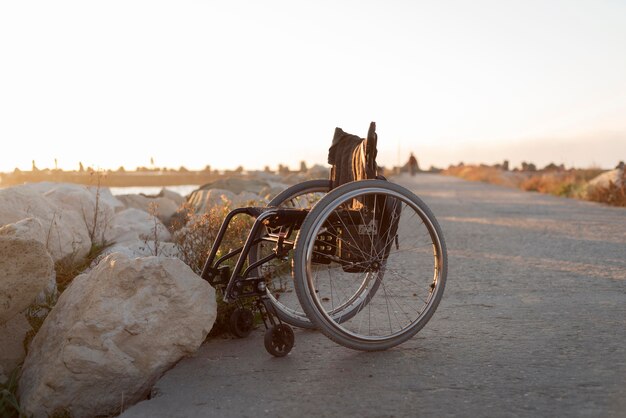 해변에서 휠체어 라이프 스타일 개념