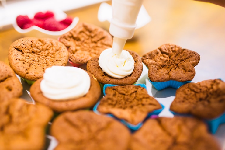 Free Photo whipped cream on cupcakes