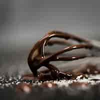 Бесплатное фото Венчик с растопленным шоколадом крупным планом