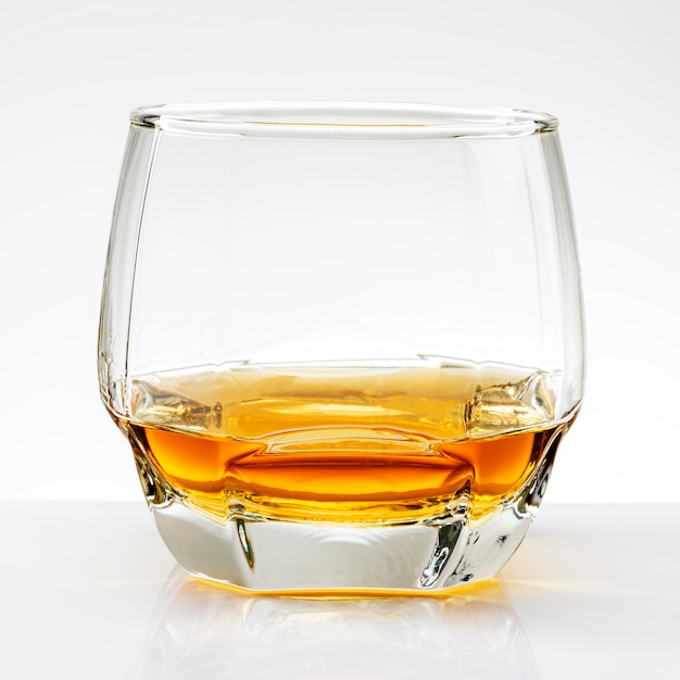 ウイスキーはグラスにきちんと添えられます