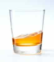 Foto gratuita whisky servito liscio in un bicchiere