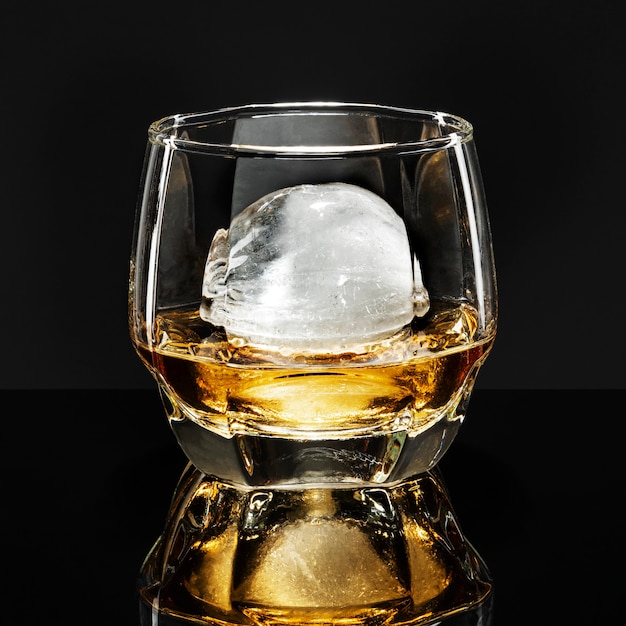 Free photo whisky with sphere ice fancy cocktail