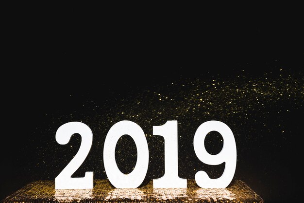 테이블에 흰색 2019 비문