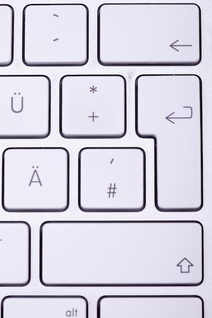 Белая алюминиевая клавиатура крупным планом. Технологии и коммуникации