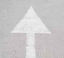 Free photo white arrow on asphalt