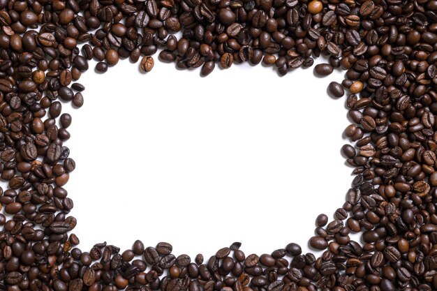 4つの側面にコーヒー豆と白い背景
