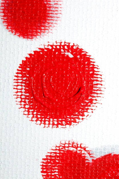 赤いペンキの形状と白い背景