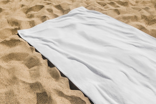 砂の上の白いビーチタオル