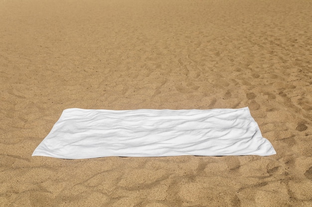 砂の上の白いビーチタオル