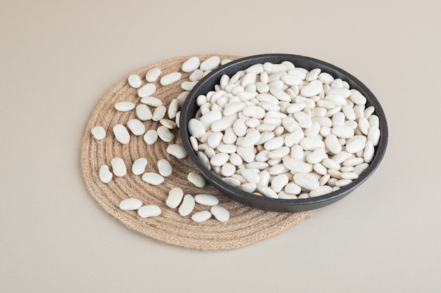 Free photo white beans on a platter on concrete.