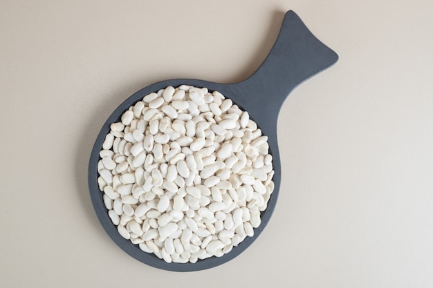 Free photo white beans in a round platter or bowl.