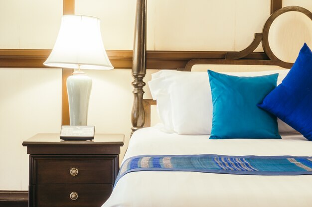 흰 침대 램프 호텔 사업