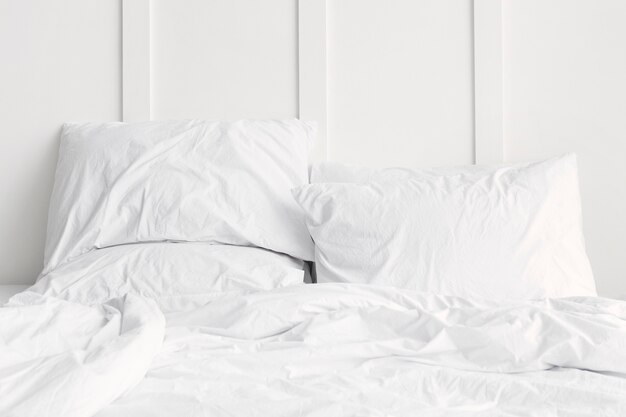 흰색 침실의 침대에 흰색 침대 시트