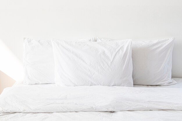 흰색 침실의 침대에 흰색 침대 시트