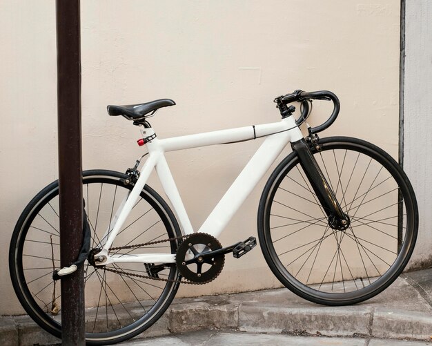 블랙 디테일의 흰색 자전거
