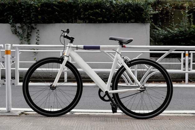 無料写真 黒のディテールが施された白い自転車