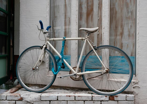 青いディテールの白い自転車