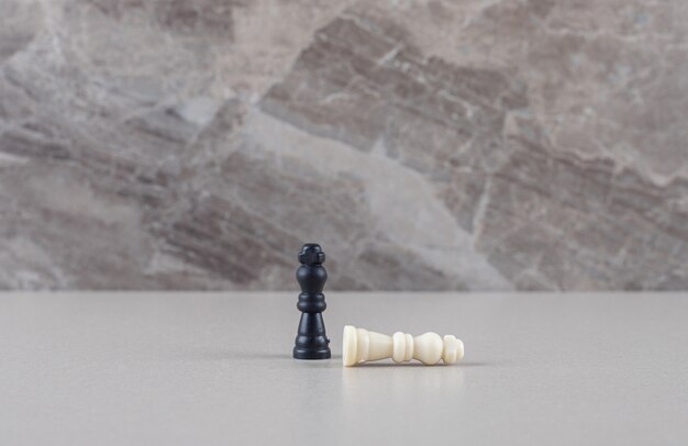 大理石の白と黒のチェスの駒