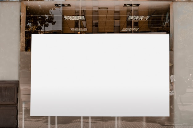 Белый пустой рекламный щит для рекламы на прозрачном стекле