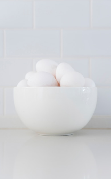 Free photo white bowl full of eggs