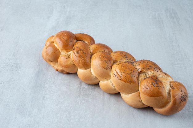 Pane intrecciato bianco sul tavolo di pietra.