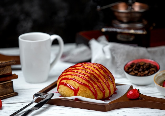 Free photo white bread topped with fruit syrup