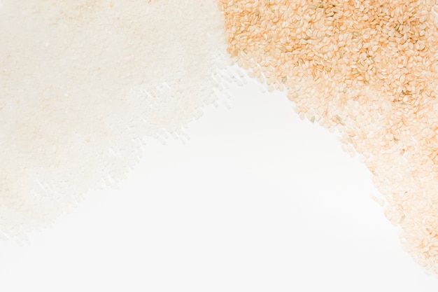 Белый и коричневый сырой рис на белом фоне