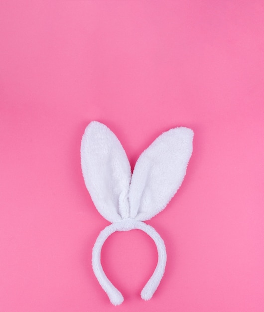 분홍색 배경에 흰 토끼 귀