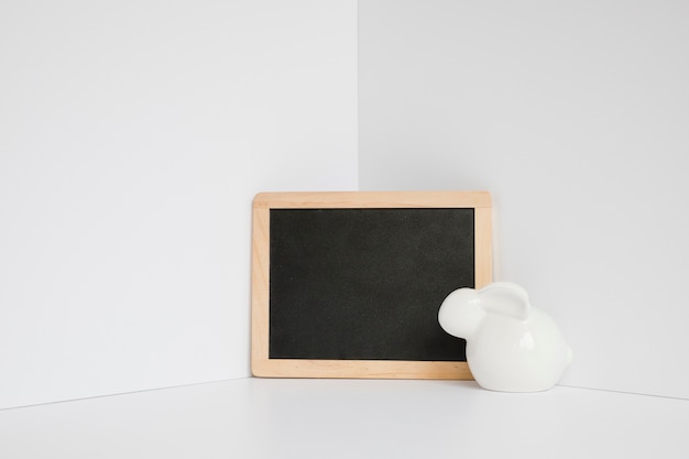 Free photo white bunny figurine at chalkboard