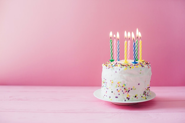 Torta bianca con candele accese