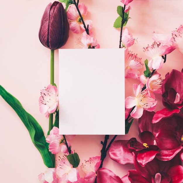 아름다운 꽃 배경으로 모의 흰색 카드