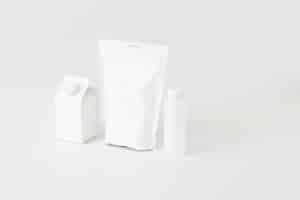 무료 사진 유제품 생산 용 흰색 상자 포장 및 병