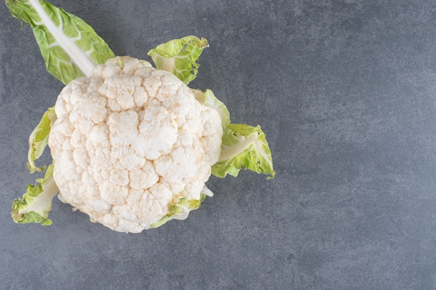 Foto gratuita cavolfiore bianco isolato su superficie grigia