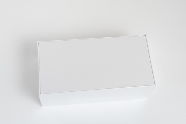 Белая коробка сотового телефона на фоне