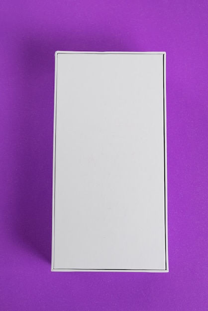 배경에 흰색 휴대폰 상자