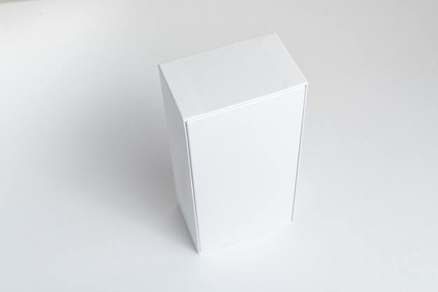 Бесплатное фото Белая коробка сотового телефона на фоне
