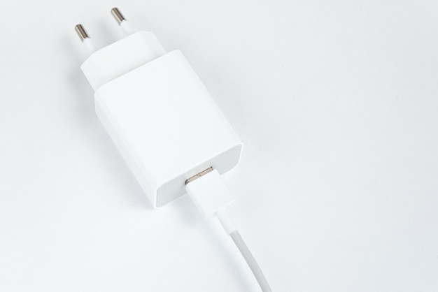 흰색 격리된 배경에 흰색 휴대 전화 충전기 - USB 케이블 포함