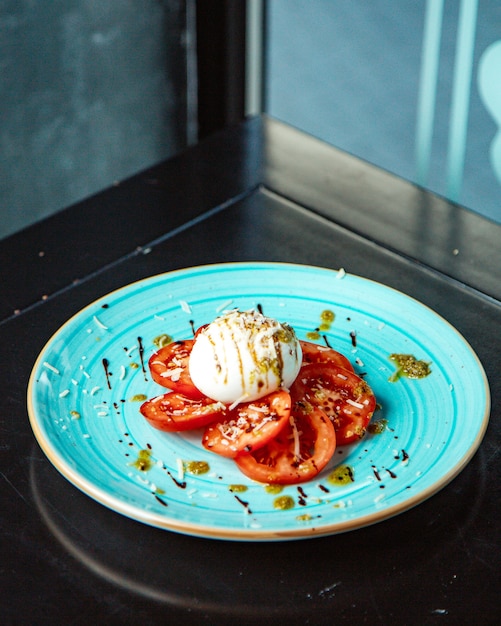 Foto gratuita formaggio bianco con pomodori a fette