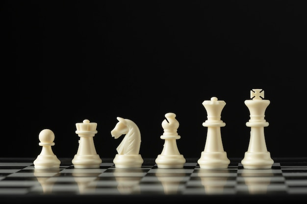 Free photo white chess pieces on chess board