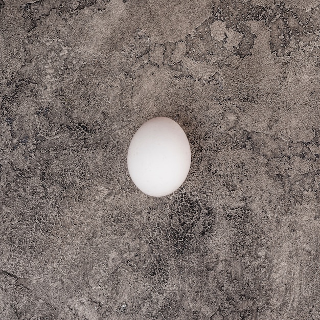 Белое куриное яйцо на столе