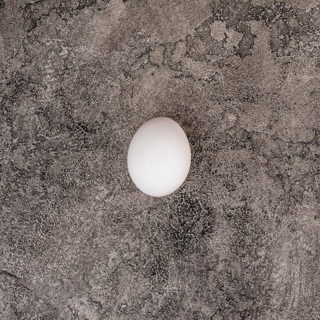 テーブルの上の白い鶏の卵
