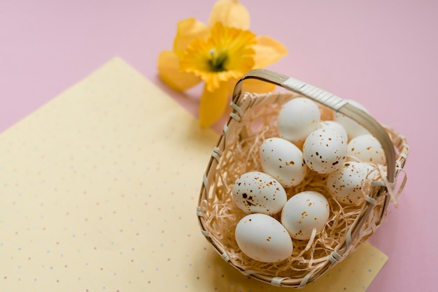 Free photo white chicken eggs in basket with flower