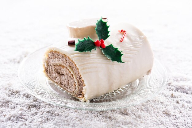 장식이 있는 화이트 초콜릿 성탄절 통나무 케이크