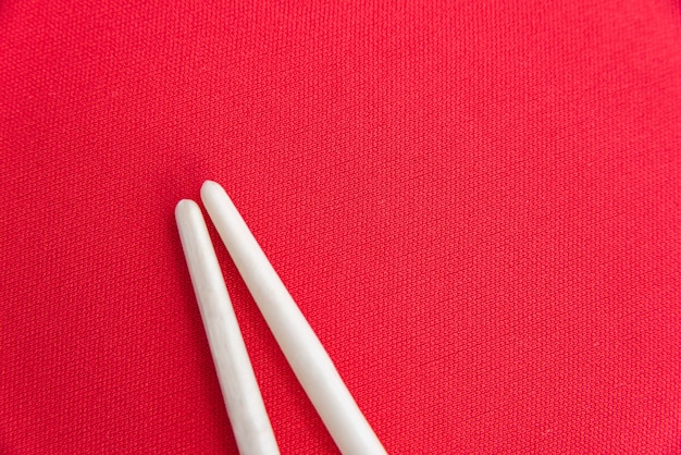 無料写真 赤いテーブルの上の白い箸
