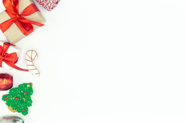 無料写真 ホワイト クリスマスの背景にギフト、休日の装飾の詳細フラット レイアウト